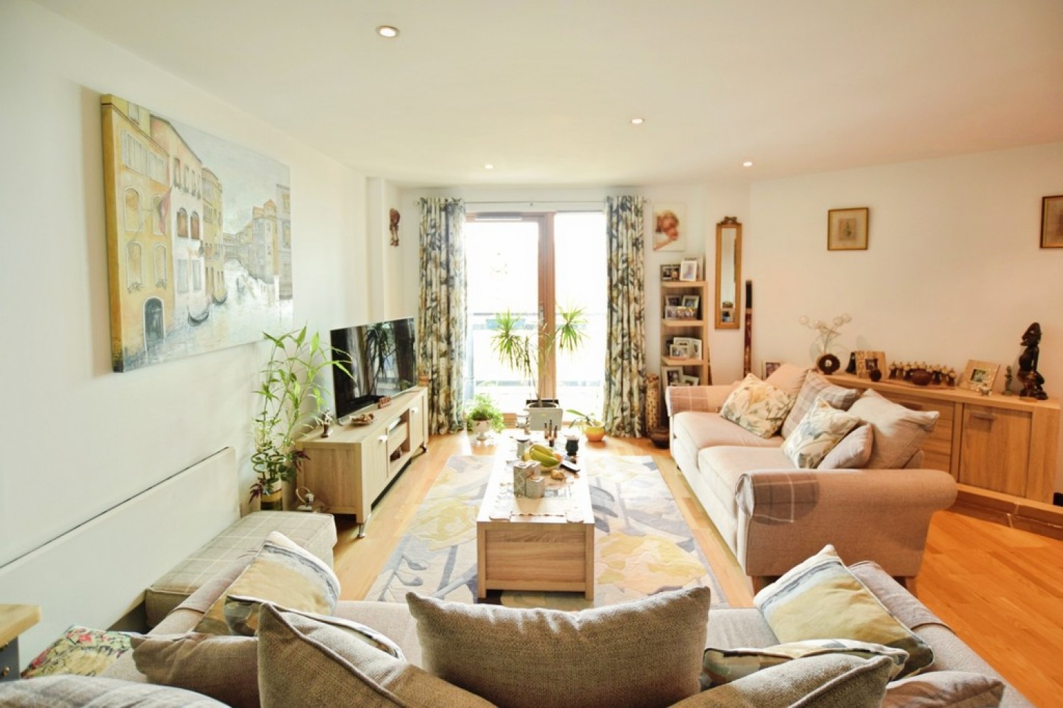 2 bedroom Flat for Sale The Gateway South, Marsh Lane
