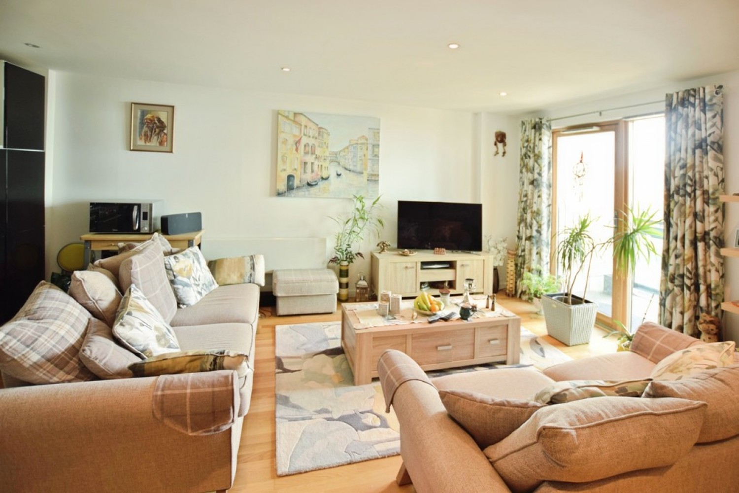 2 bedroom Flat for Sale The Gateway South, Marsh Lane