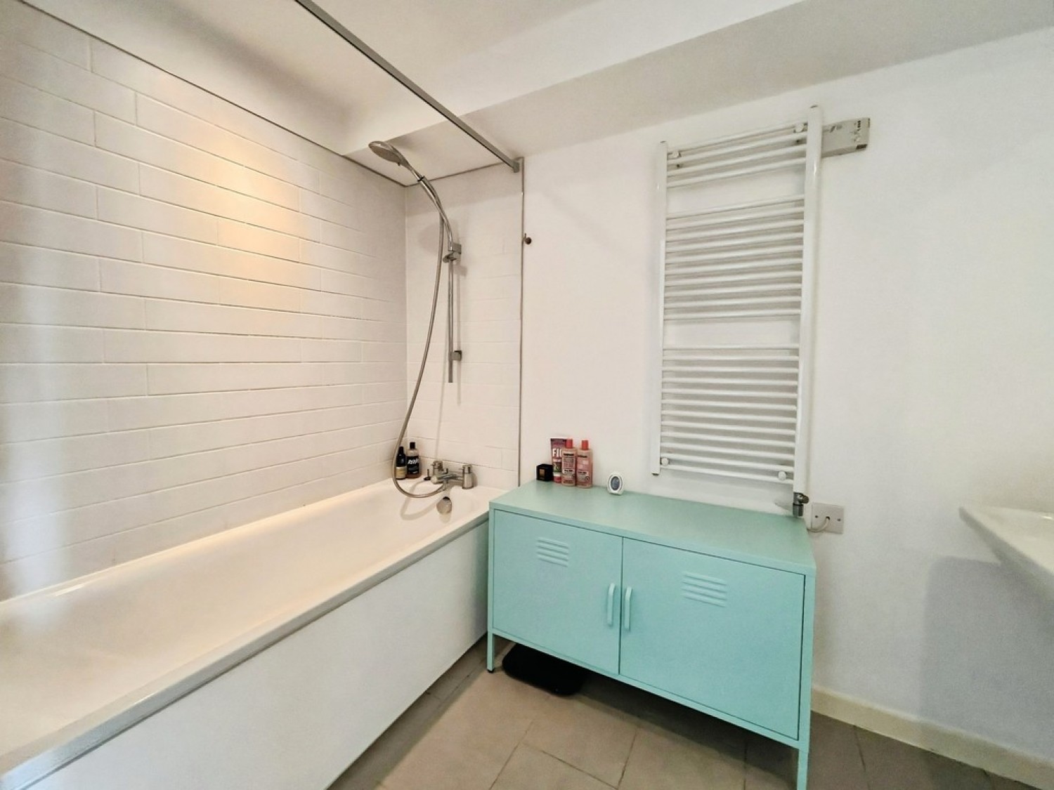 2 bedroom Flat for Sale Saxton, The Avenue