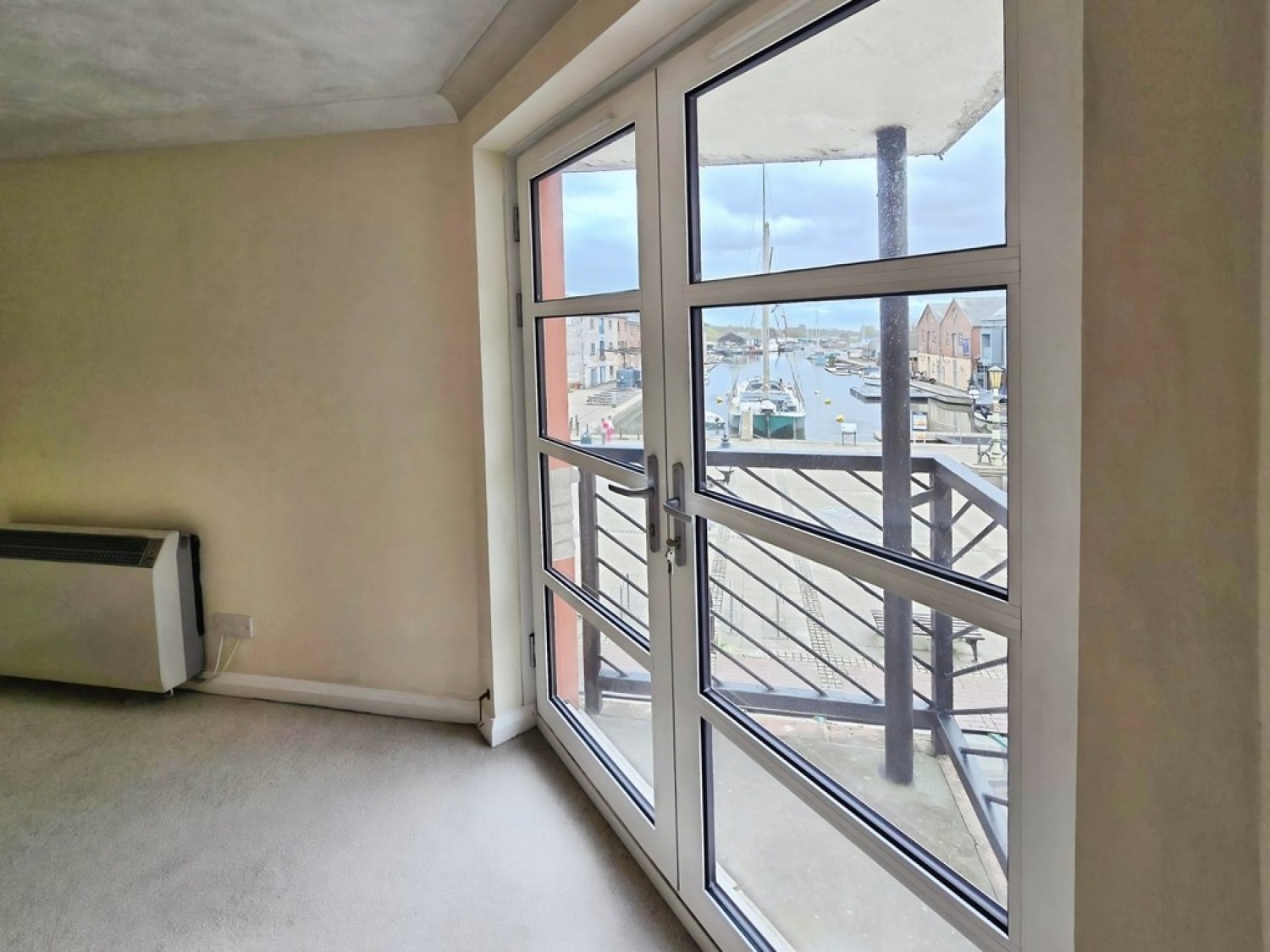 2 bedroom Flat for Letting Waterside