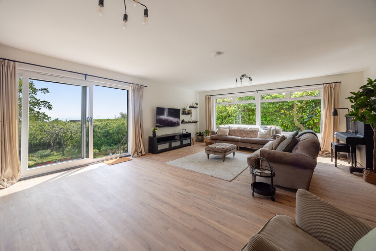 5 bedroom Bungalow for Sale Beech Avenue