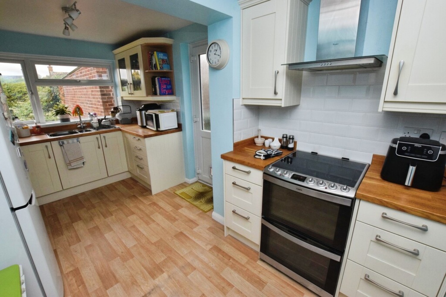 3 bedroom House for Sale Broadfields Road