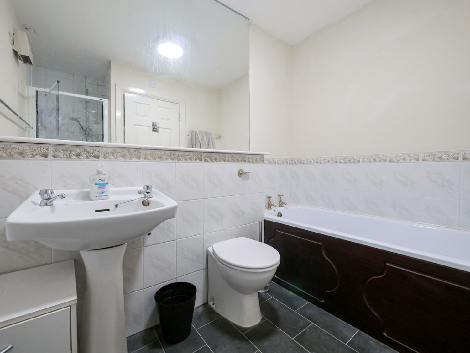 3 bedroom Flat in Bank Street, Dundee