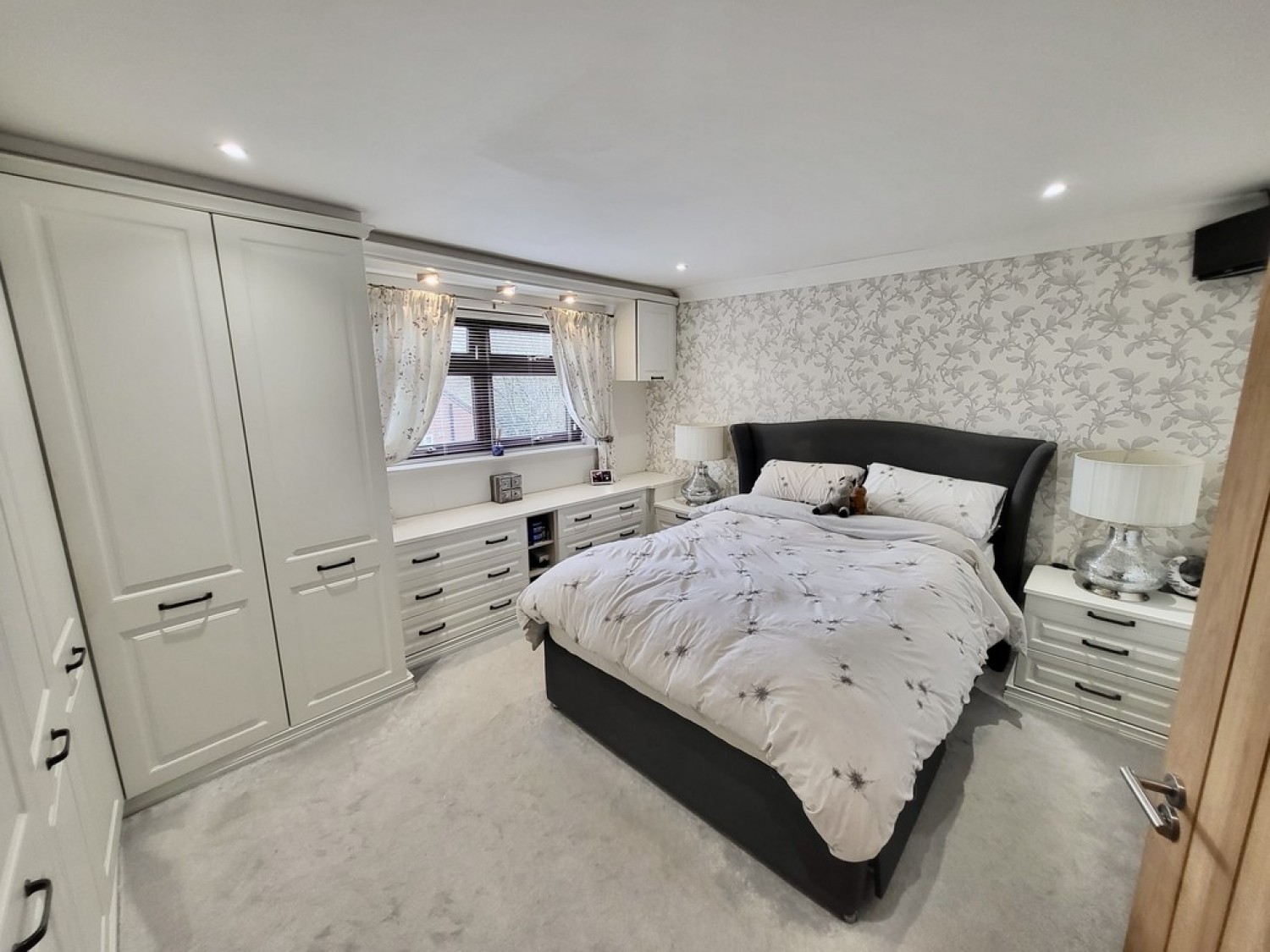 6 bedroom House for Sale Windermere Road, West End