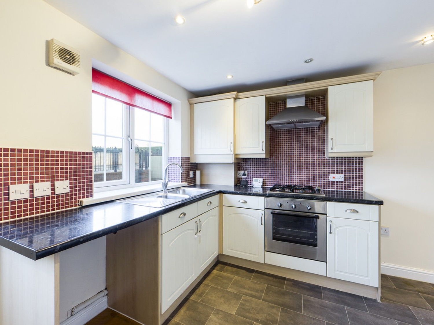 2 bedroom House in Royal Oak Court, Bolsover Road