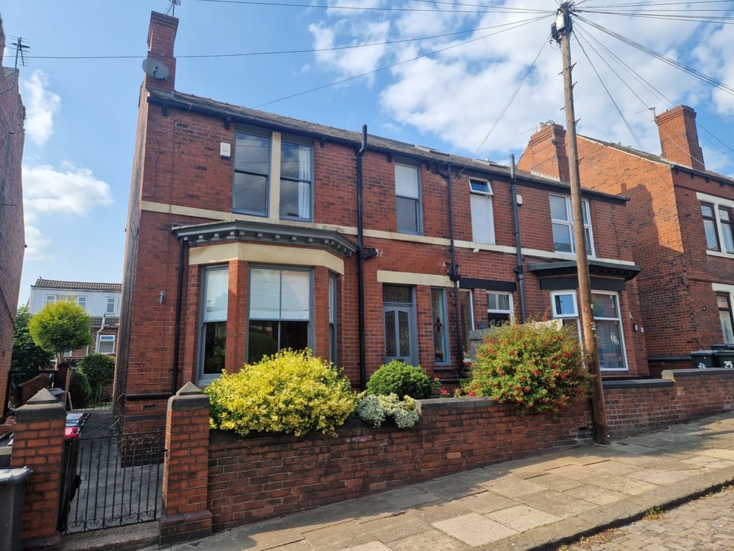 3 bedroom House for Sale Broom Grove, Off Broom Road