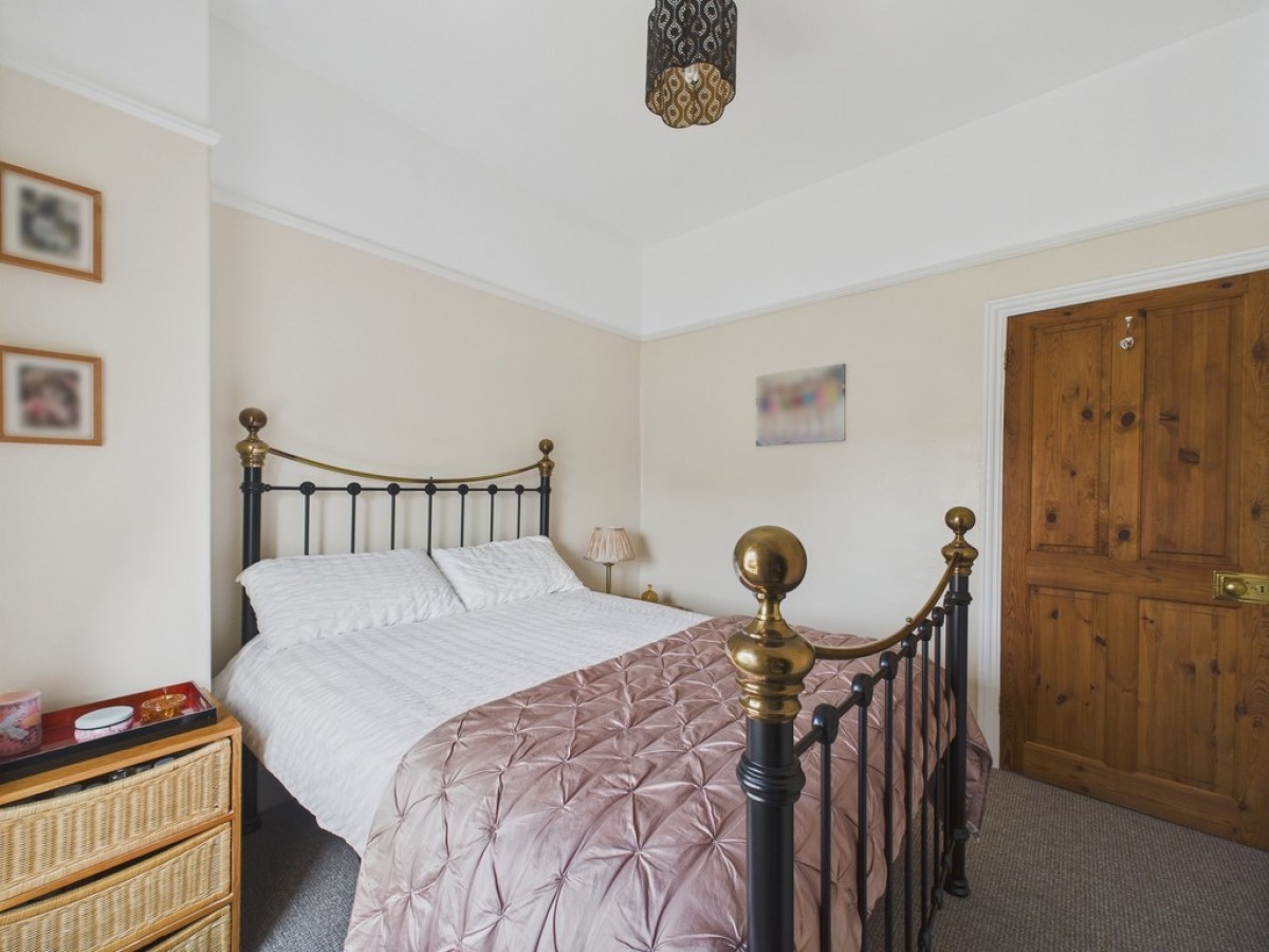 Broom Grove, Off Broom Road