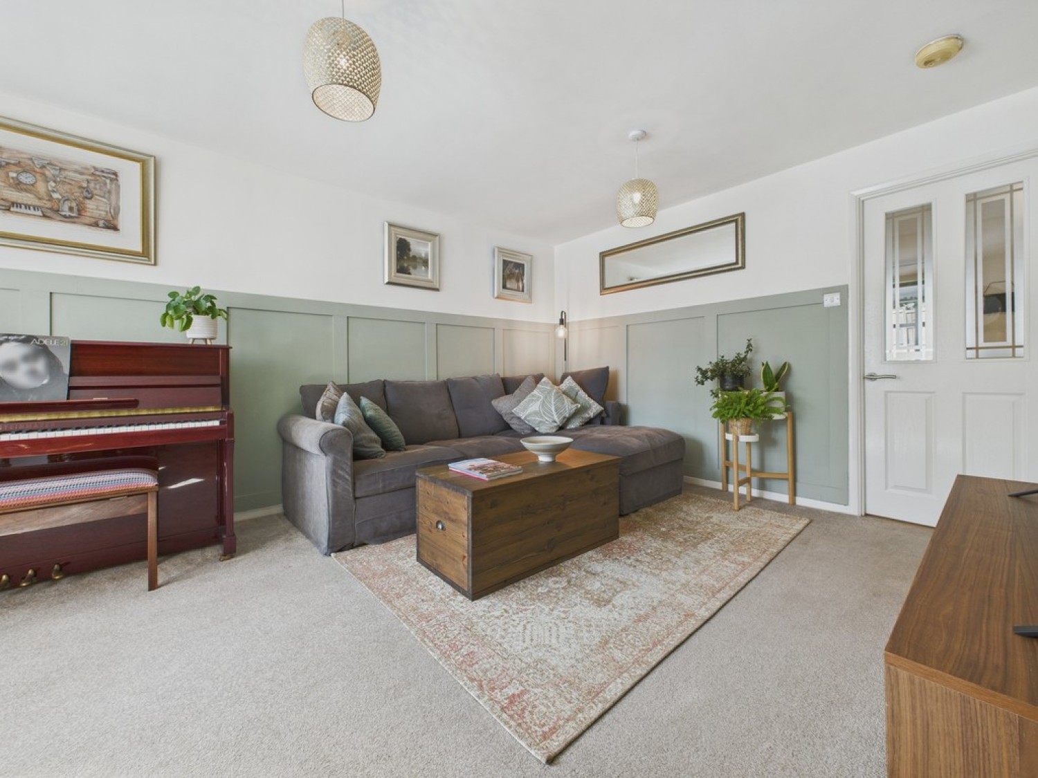Acacia Avenue, Hollingwood