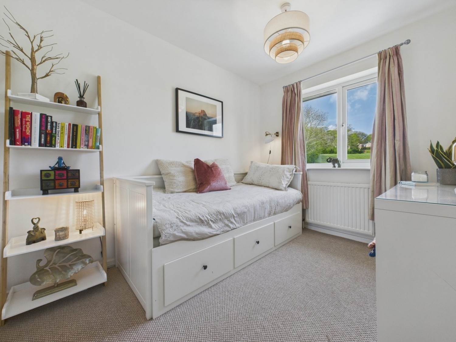 Acacia Avenue, Hollingwood