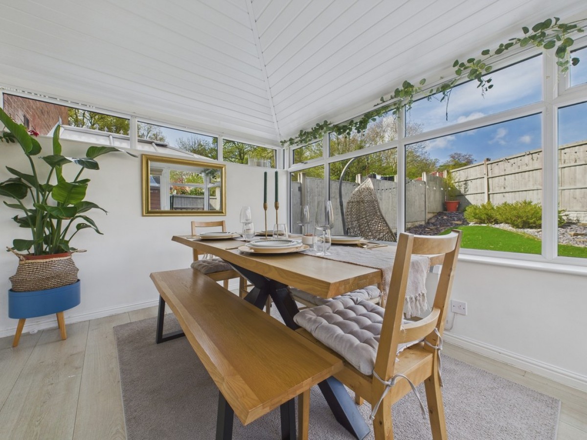 Acacia Avenue, Hollingwood