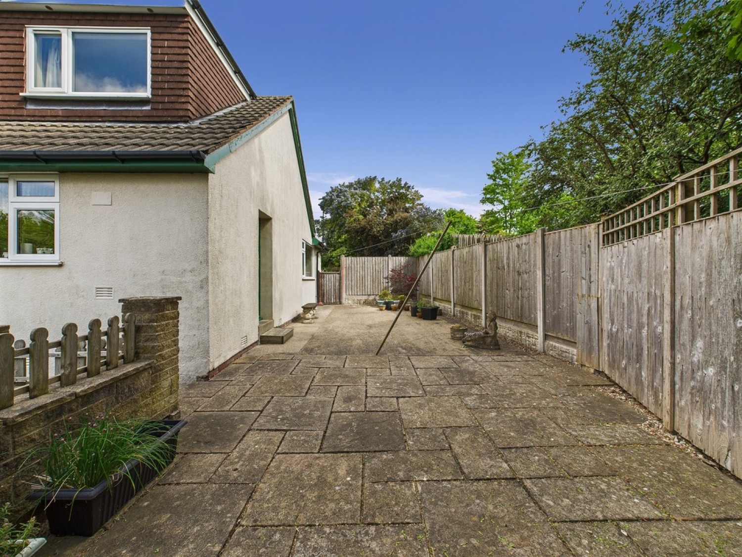 Alexandra Road East, Spital