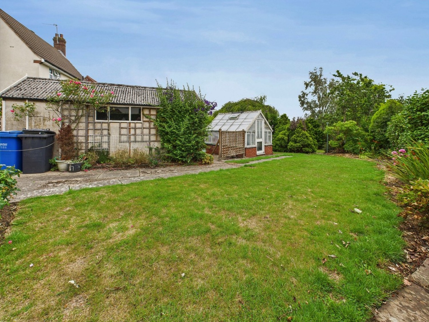 3 bedroom House in Rhodes Avenue, Newbold, Chesterfield