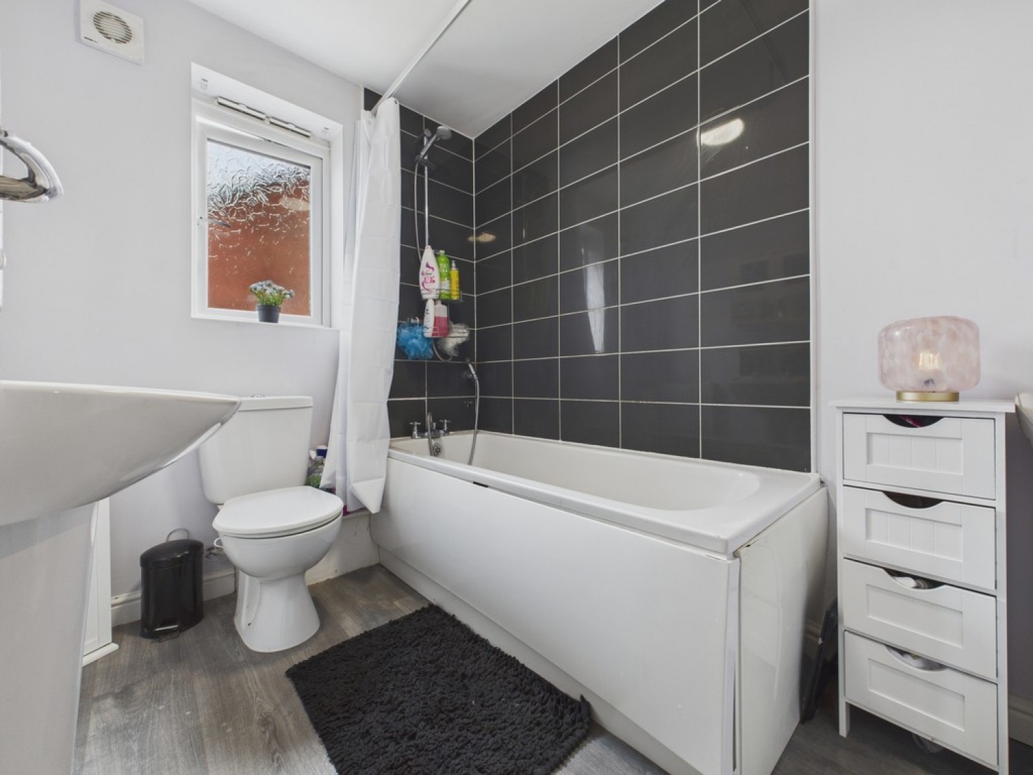 Masefield Avenue, Holmewood