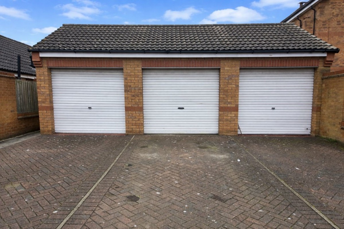 Knavesmire Avenue, Dinnington