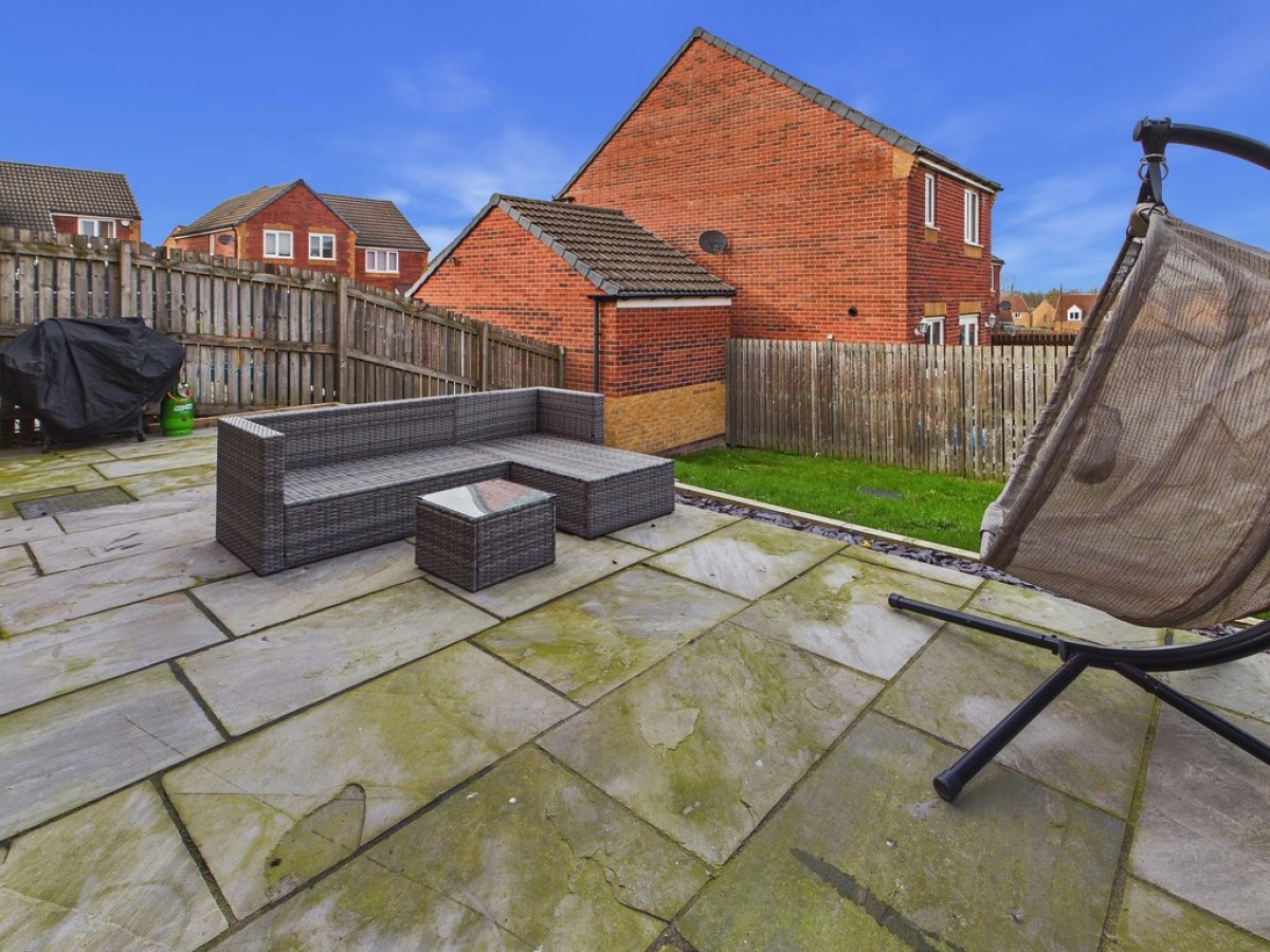 Masefield Avenue, Holmewood