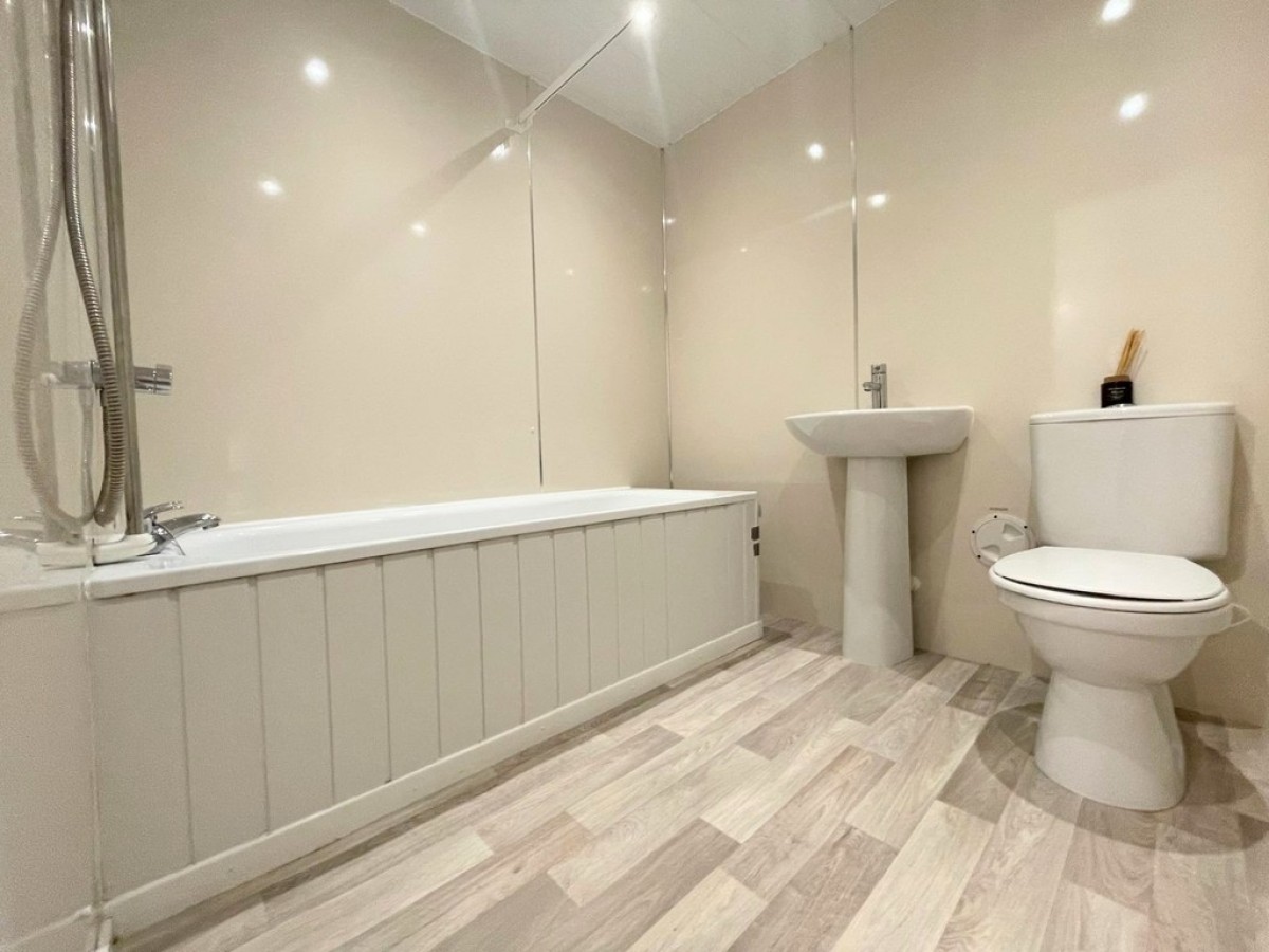 1B Halls Vennal, Ayr, KA8 8DE