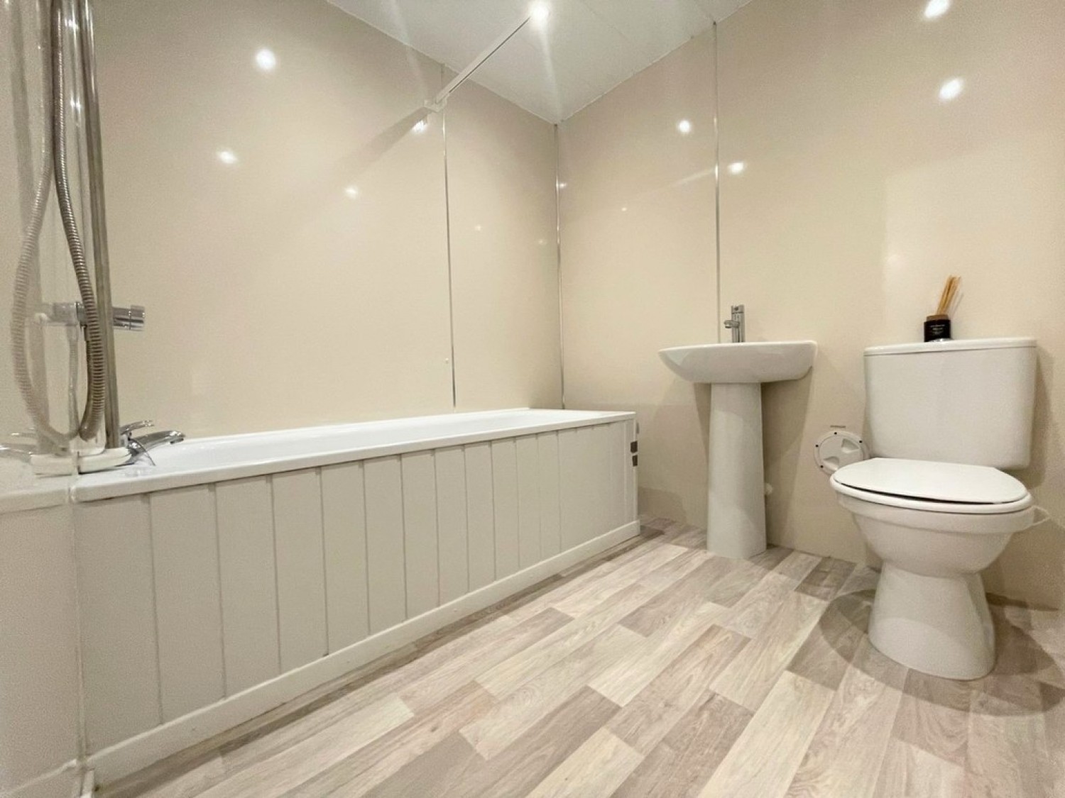 1B Halls Vennal, Ayr, KA8 8DE