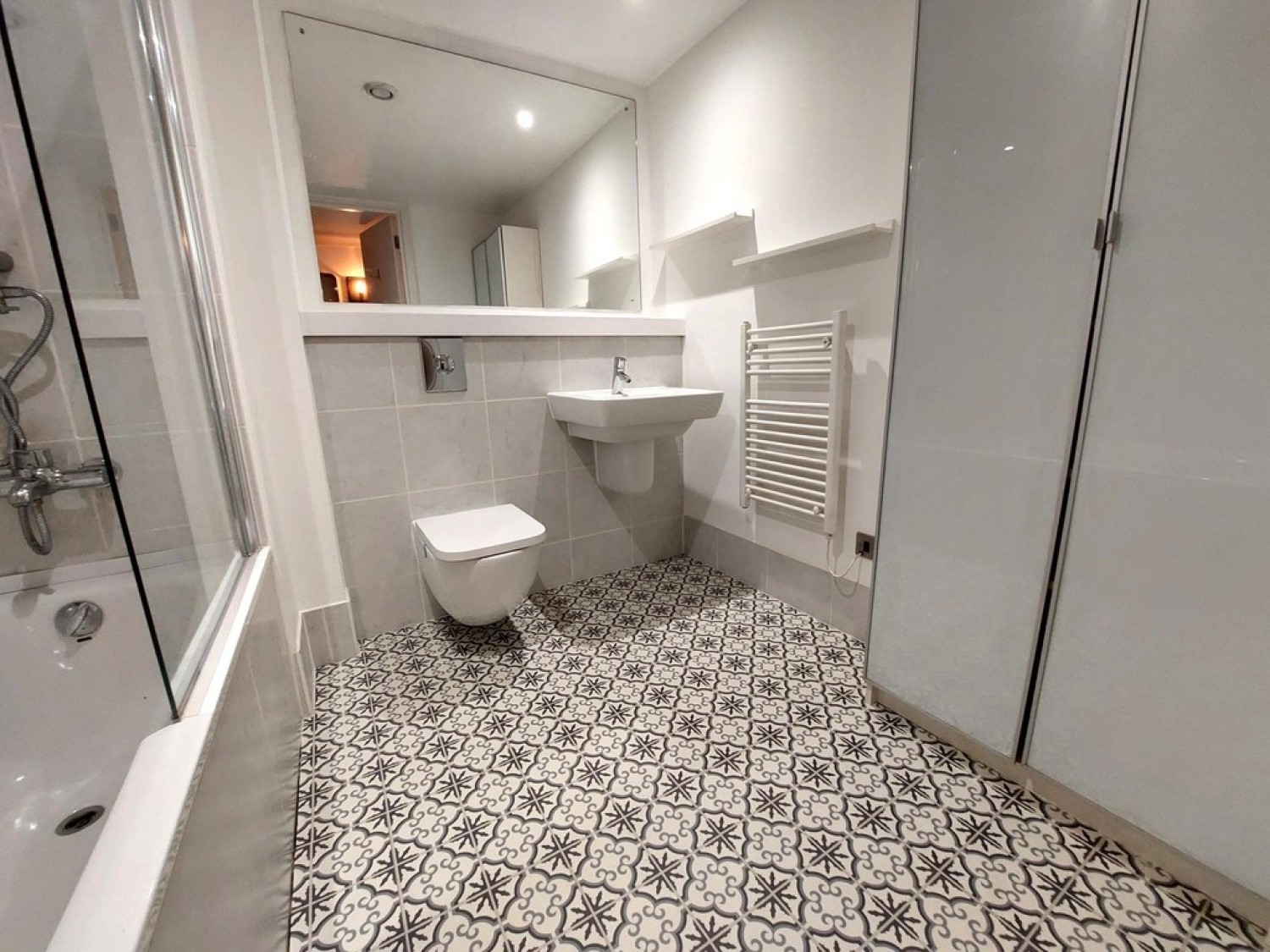 2 bedroom Flat in Cedar Court, The Radius, Prestwich