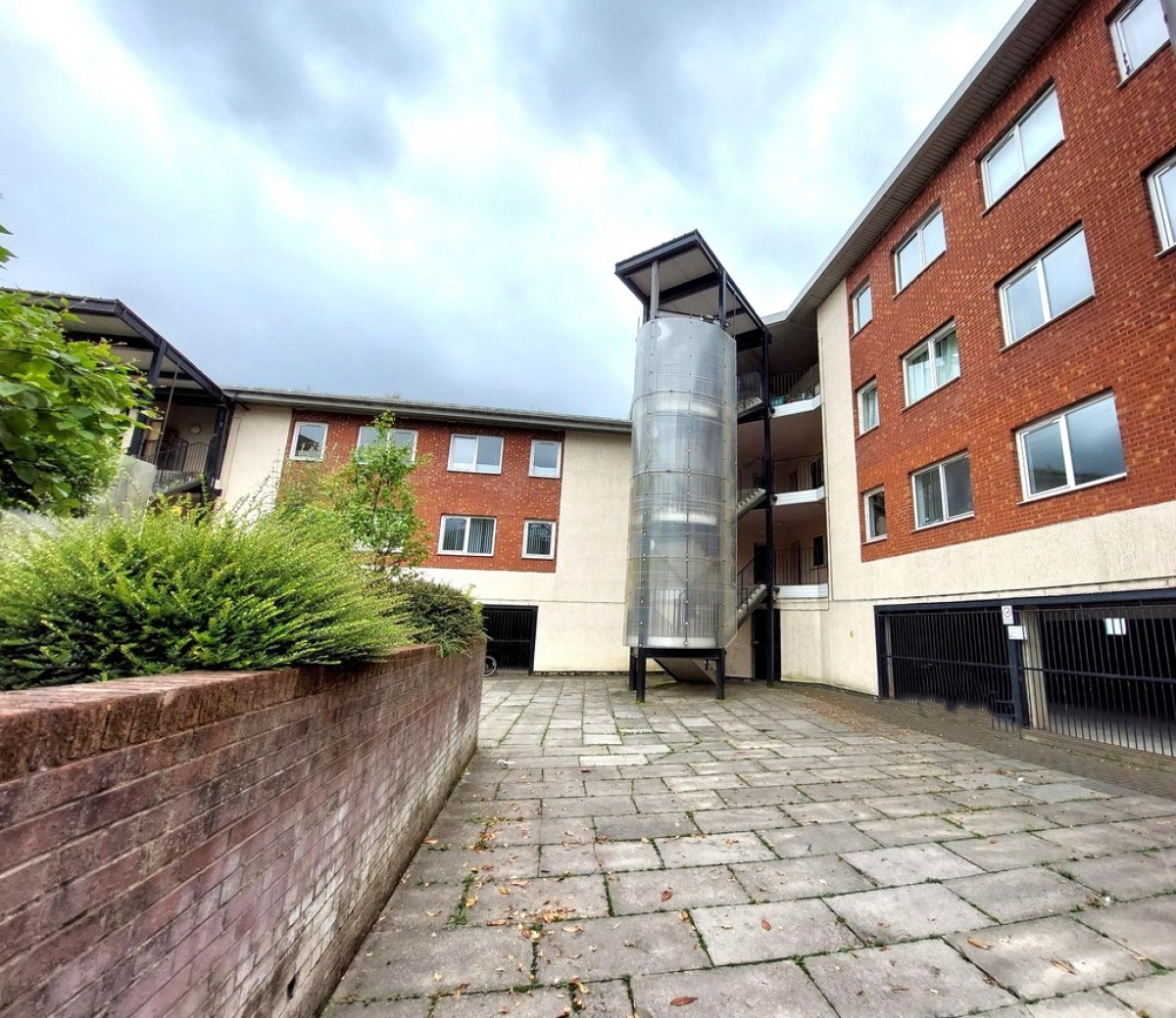 Apt 10, Richmond Court, 50 North George Street