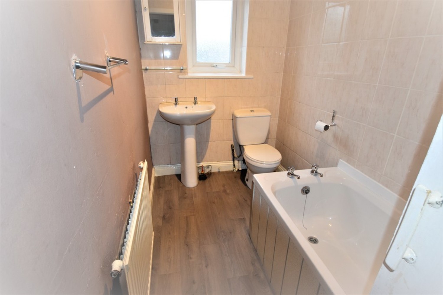 3 bedroom House in Bradford Road, Keighley