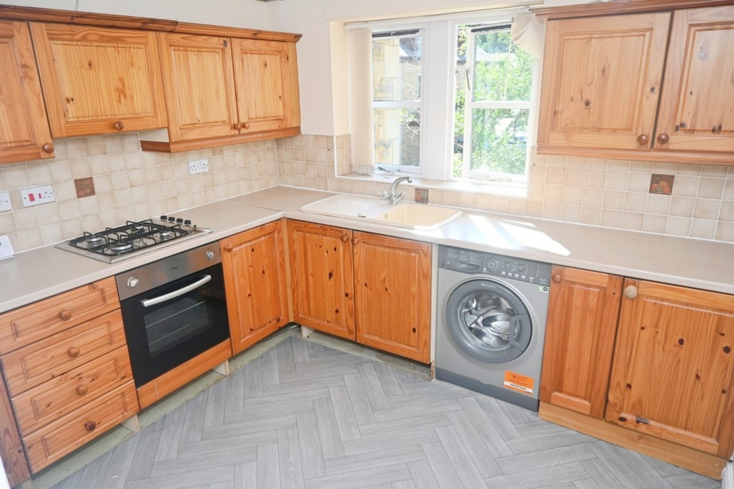 Burnsdale Avenue, Ollerton Avenue