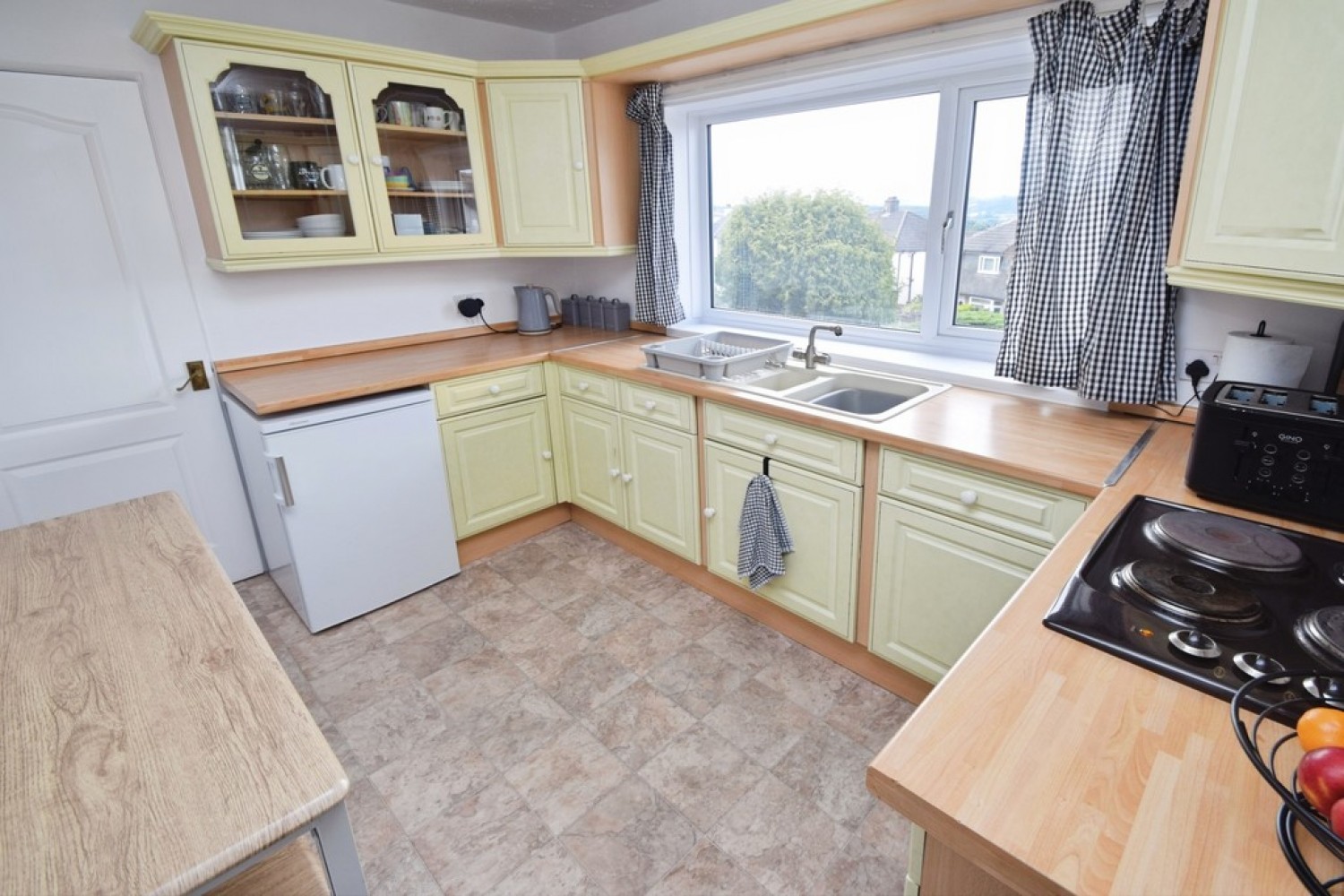 2 bedroom Bungalow for Sale Shipley, Bradford, BD18 4EP