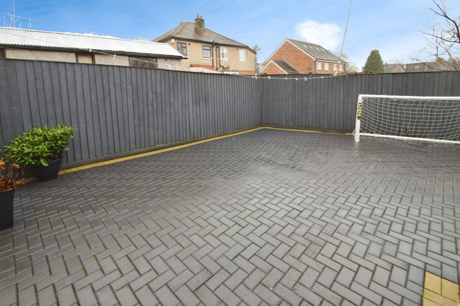 3 bedroom House in High Park Drive, Bradford, West Yorkshire