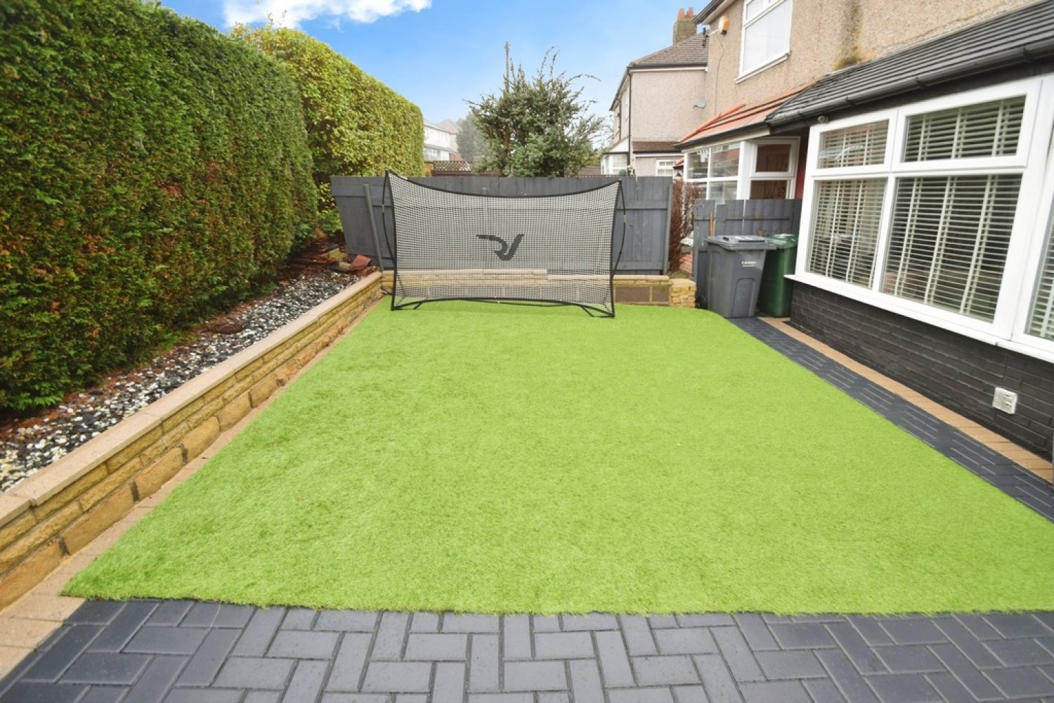 3 bedroom House in High Park Drive, Bradford, West Yorkshire