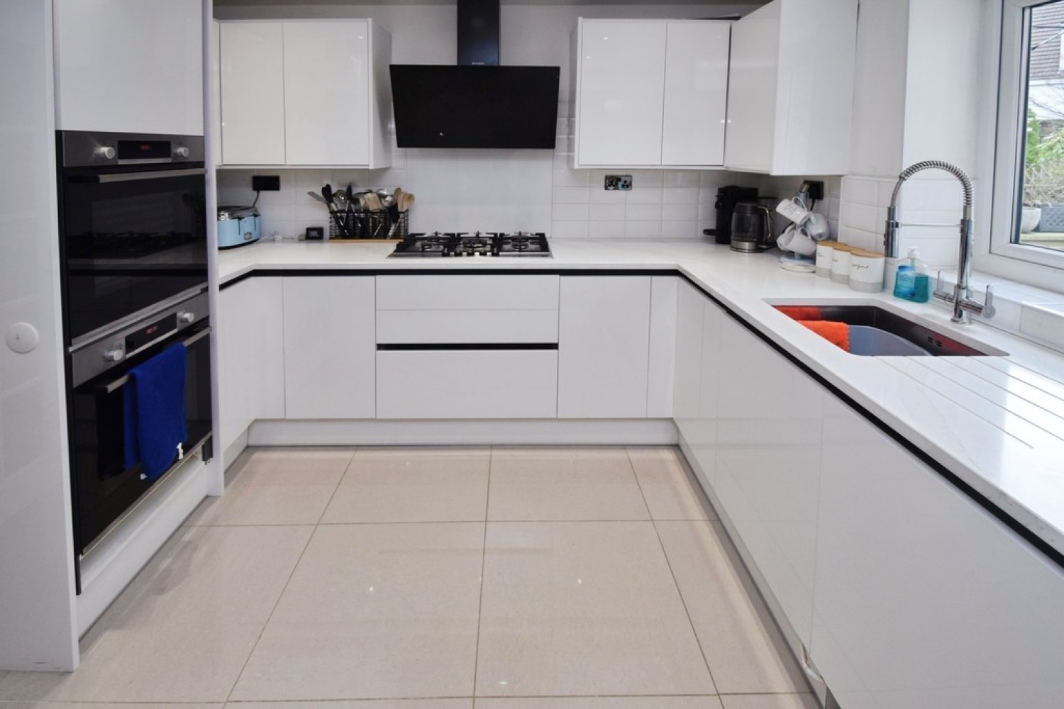 4 bedroom House for Sale Nab Wood, Bradford, West Yorkshire