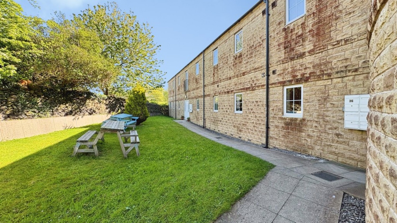 2 bedroom Flat for Sale Gilstead, Bingley, West Yorkshire