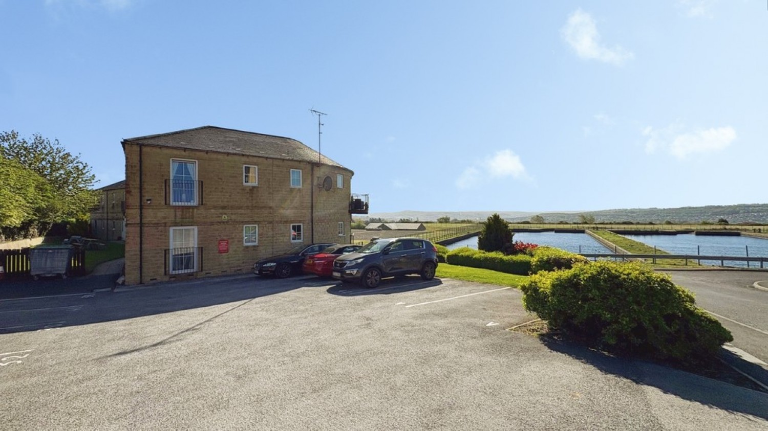 2 bedroom Flat for Sale Gilstead, Bingley, West Yorkshire