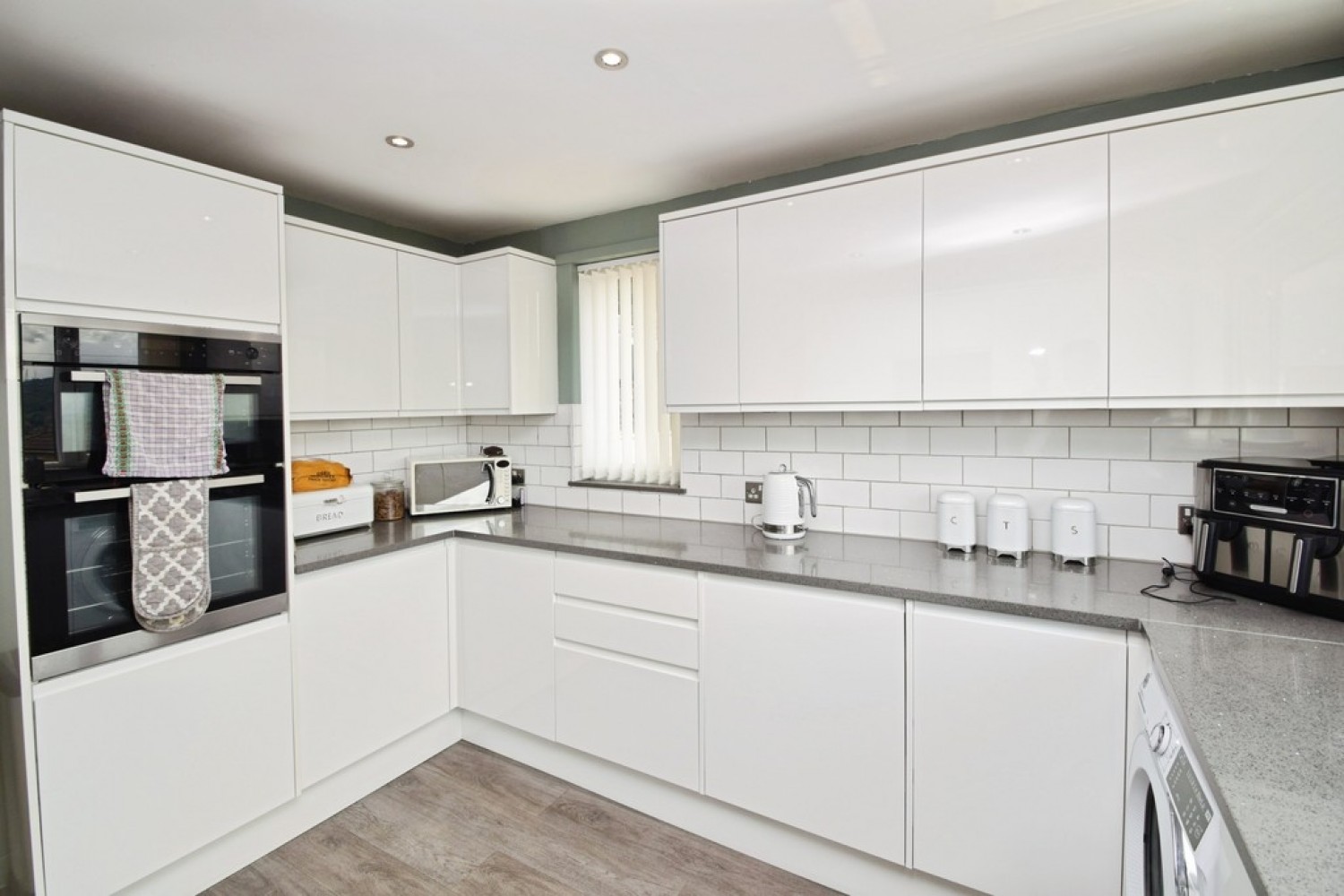 3 bedroom Bungalow for Sale Riddlesden, Bradford, West Yorkshire