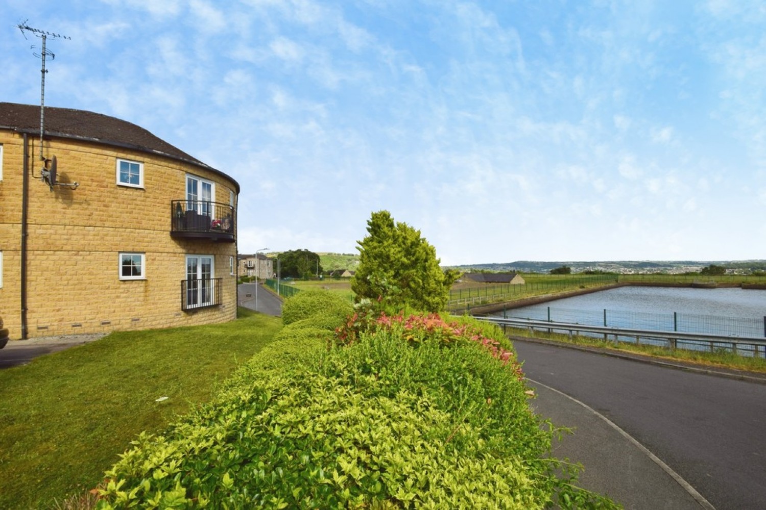 2 bedroom Flat for Sale Gilstead, Bradford, West Yorkshire
