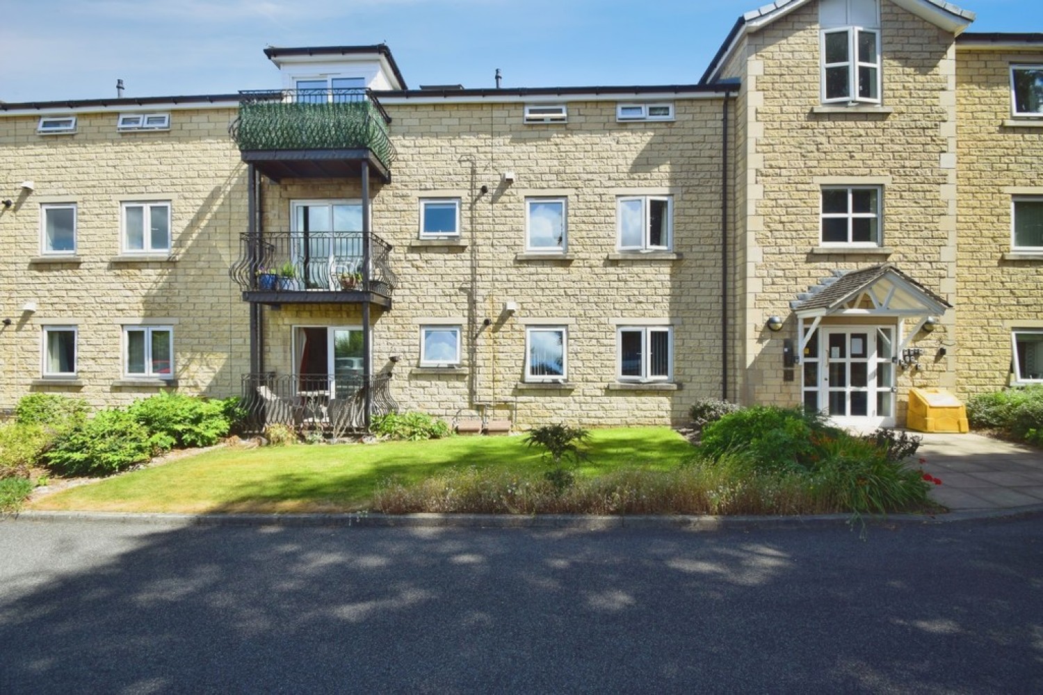 2 bedroom Flat for Sale Shipley, Bradford, West Yorkshire