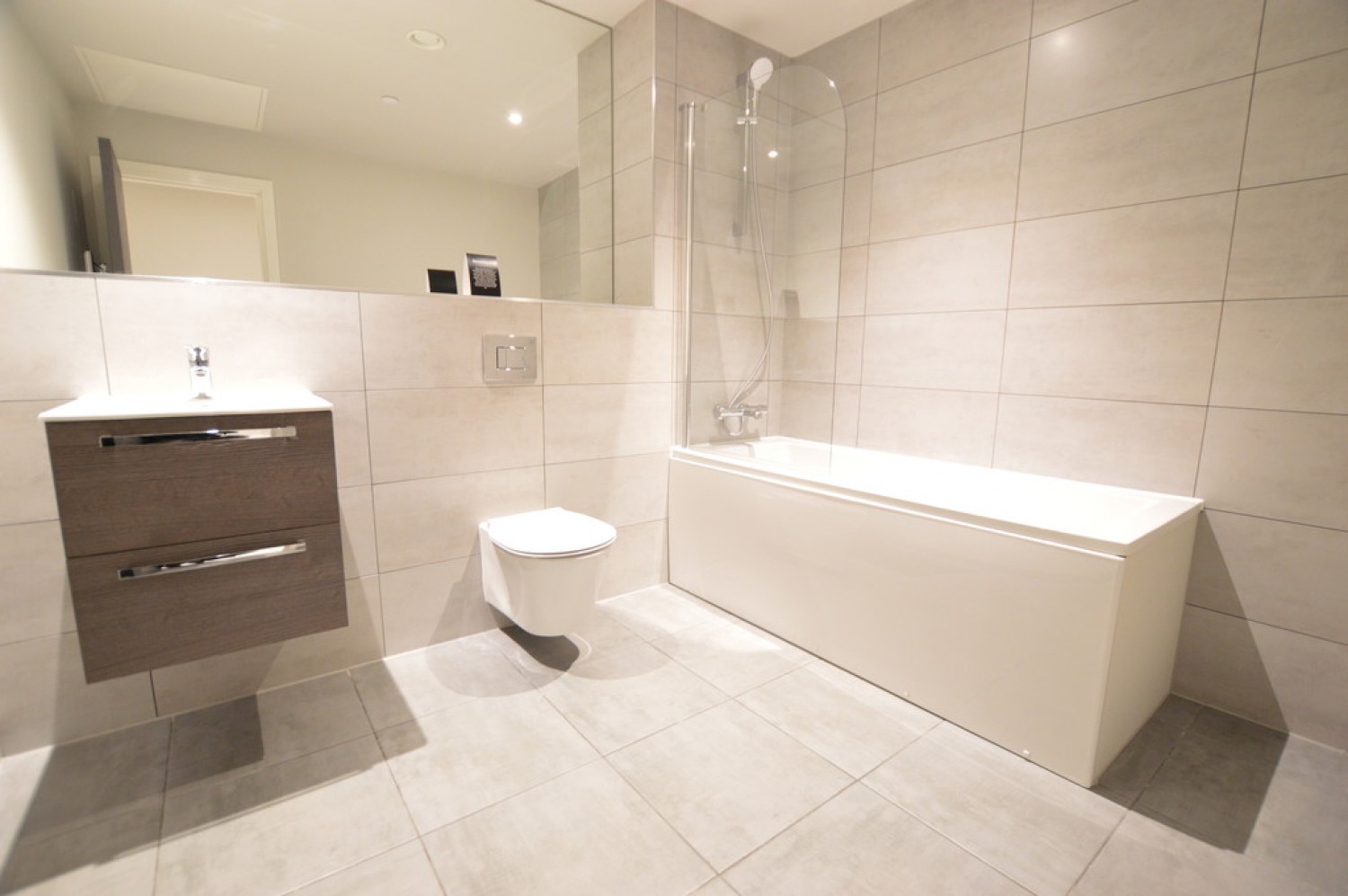 2 bedroom Flat for Letting Petersfield Avenue, Slough, Berkshire