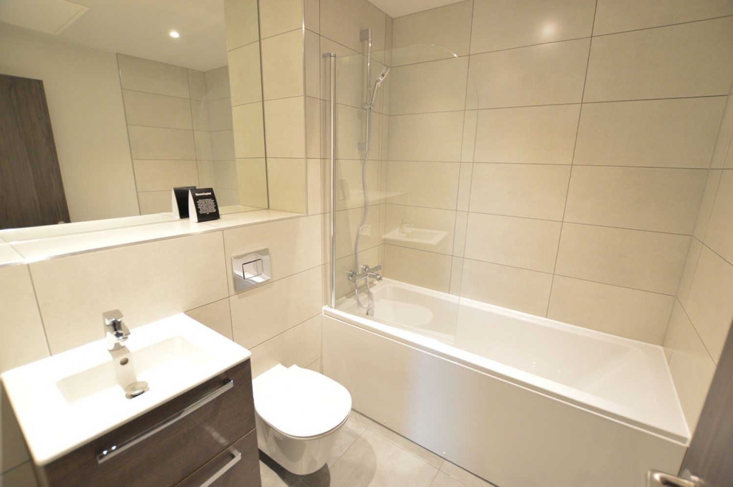 2 bedroom Flat for Letting Petersfield Avenue, Slough, Berkshire