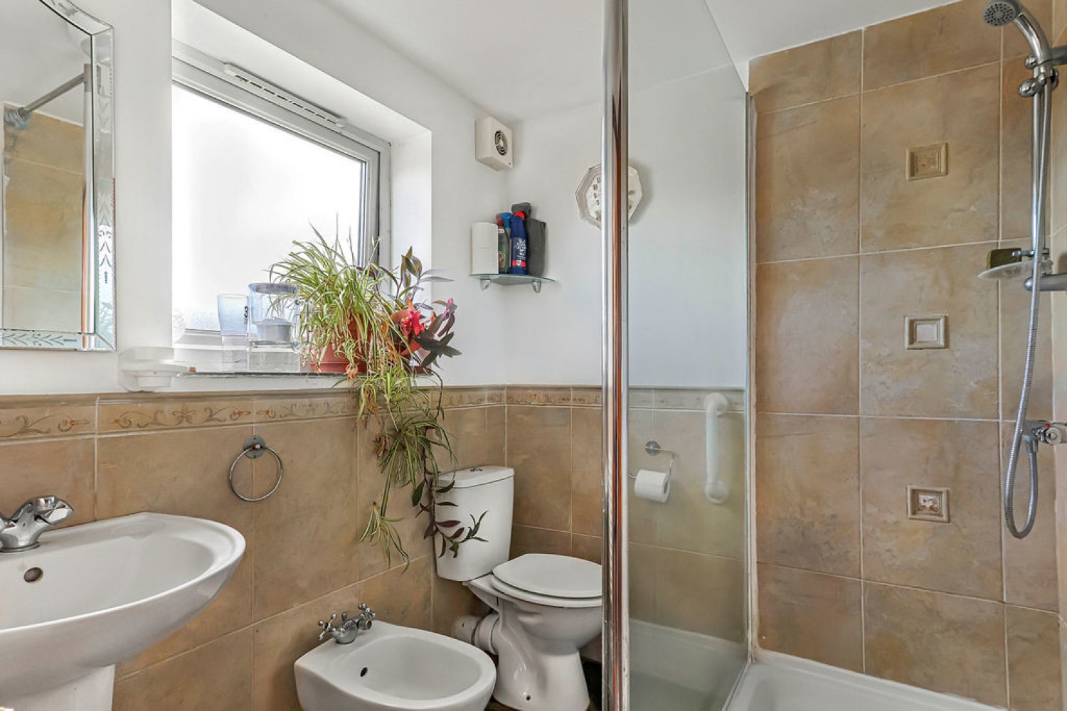 6 bedroom House in Priestly Road, Wallisdown