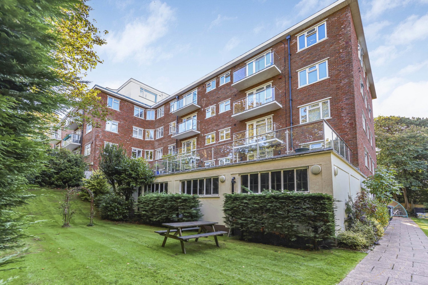 2 bedroom Flat in Madeira Road, Bournemouth