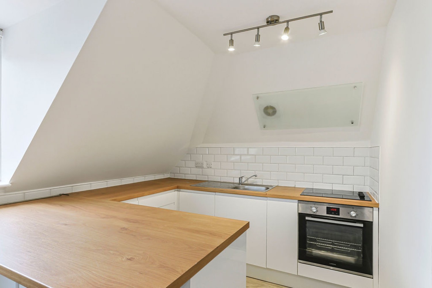 3 bedroom Flat in Heron Court Road, Bournemouth