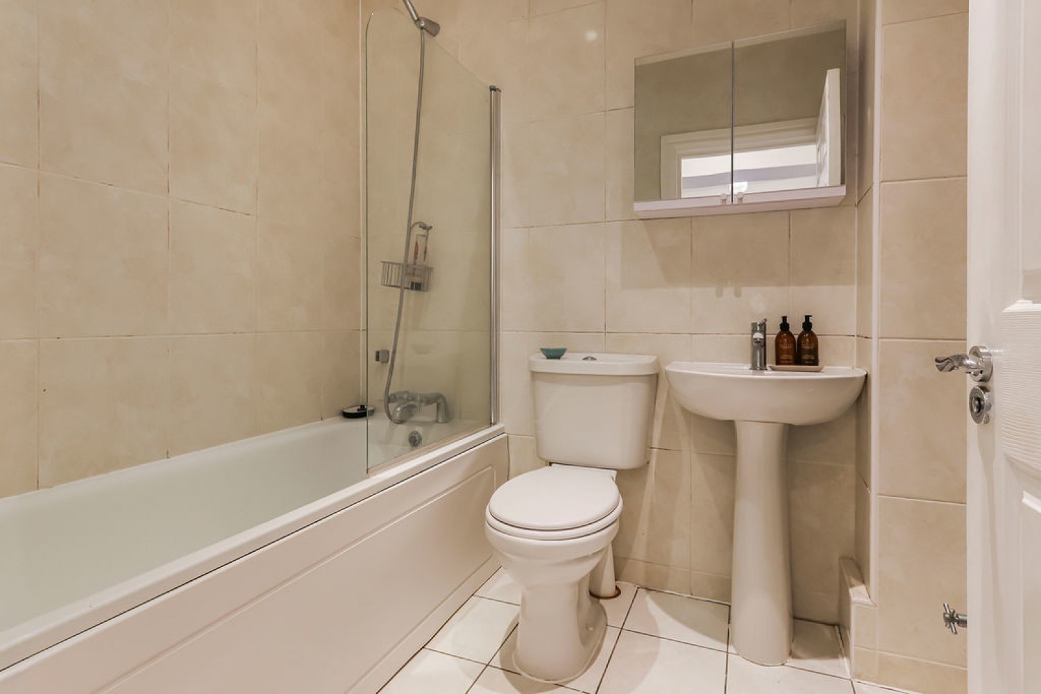 2 bedroom Flat in Bassett House, Knyveton Road