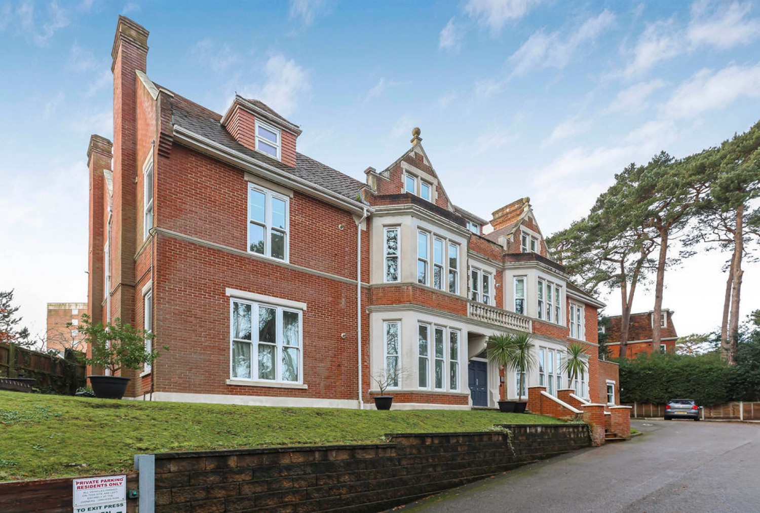 2 bedroom Flat in Bassett House, Knyveton Road