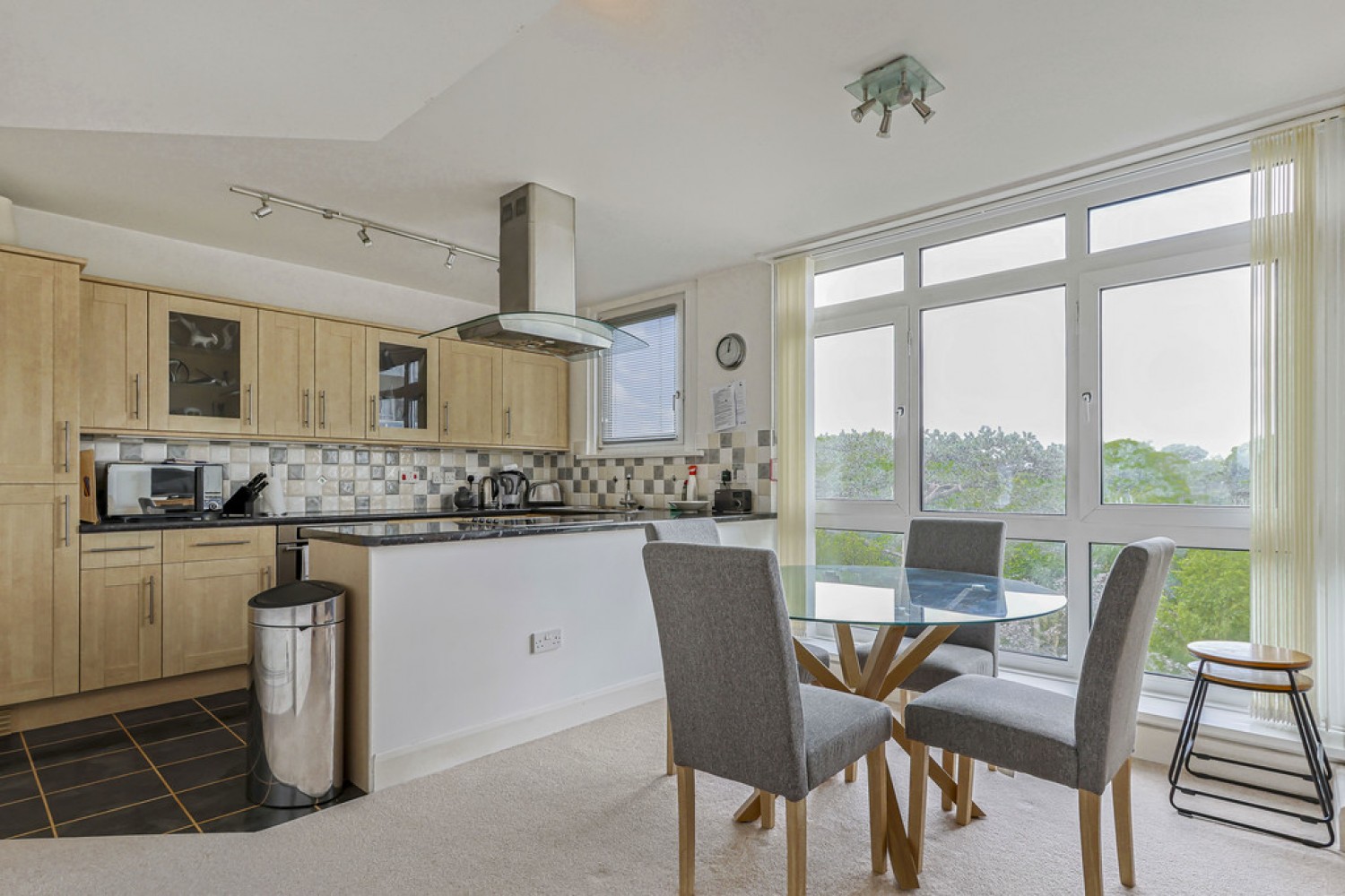 2 bedroom Flat for Sale West Cliff Road, Bournemouth