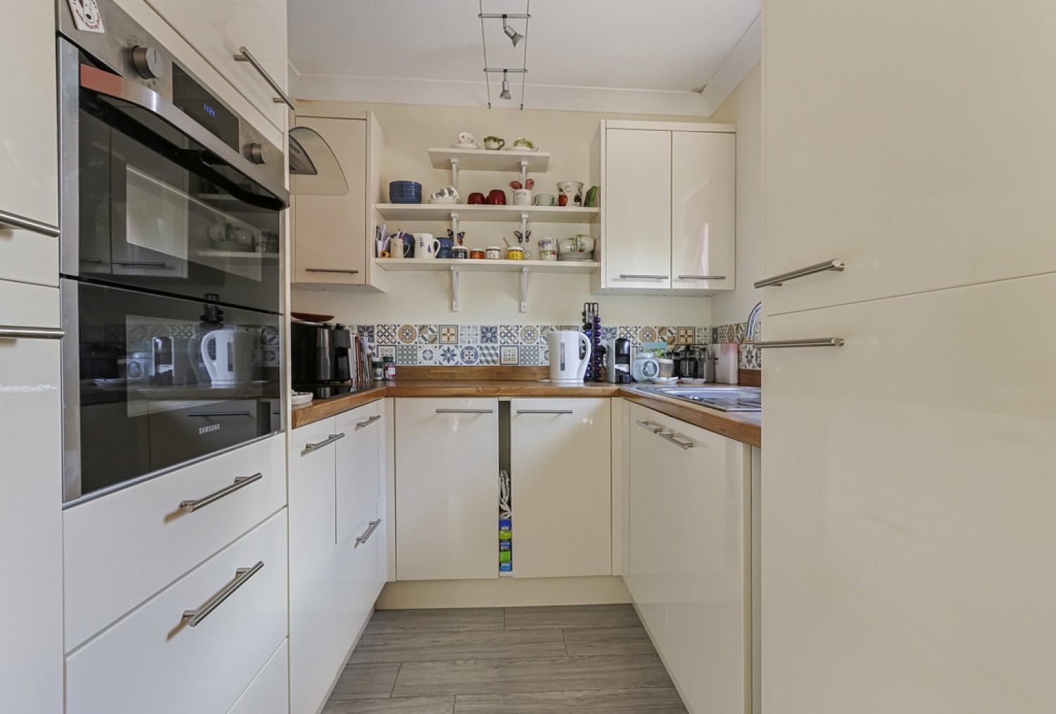 2 bedroom Flat for Sale St Peter's Road, Bournemouth