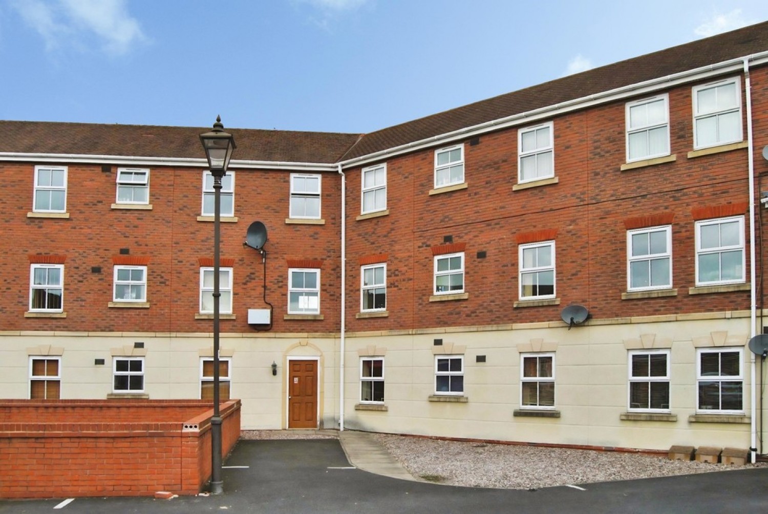 2 bedroom Flat for Sale Dickens Heath Road, Dickens Heath