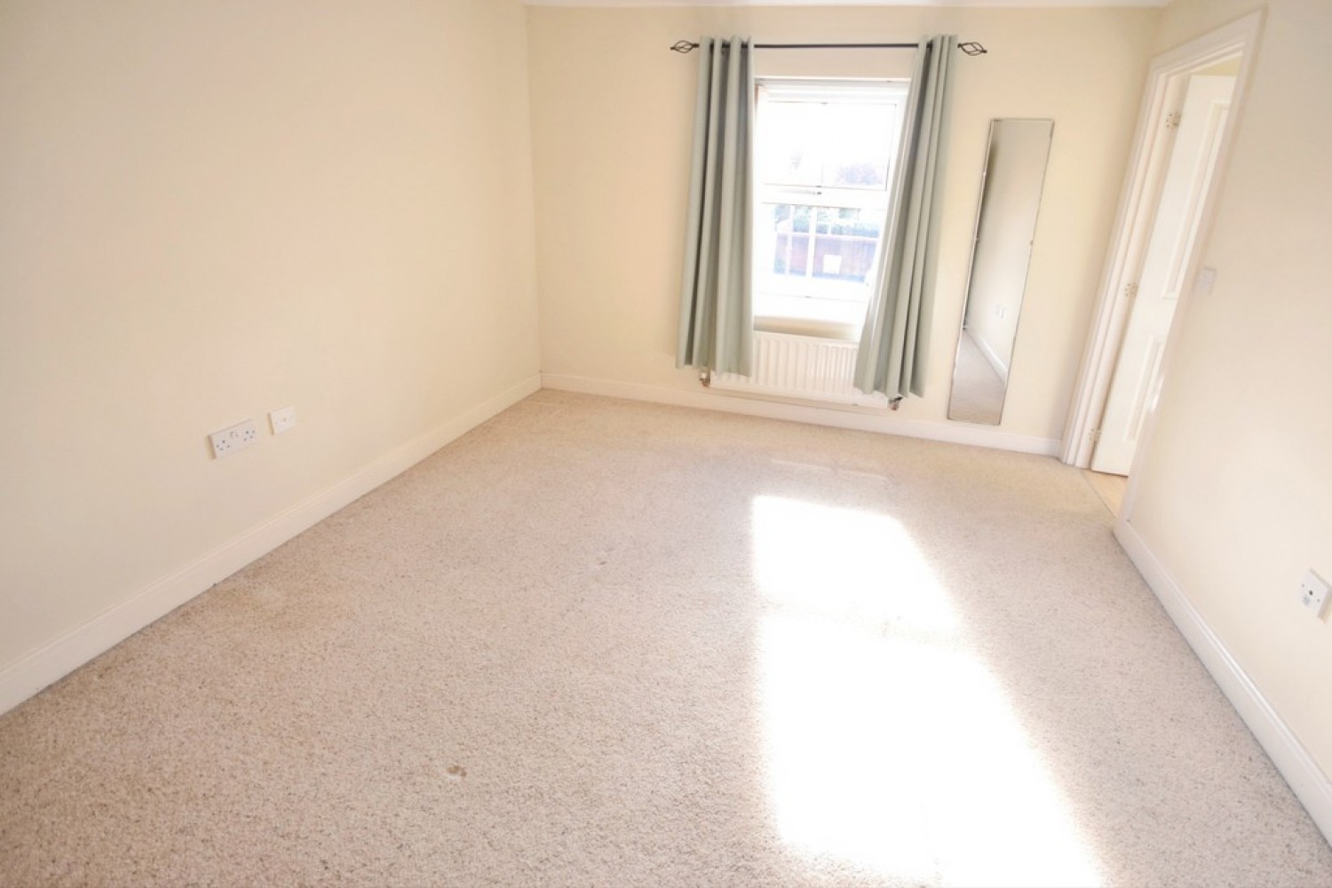 2 bedroom Flat for Sale Dickens Heath Road, Dickens Heath