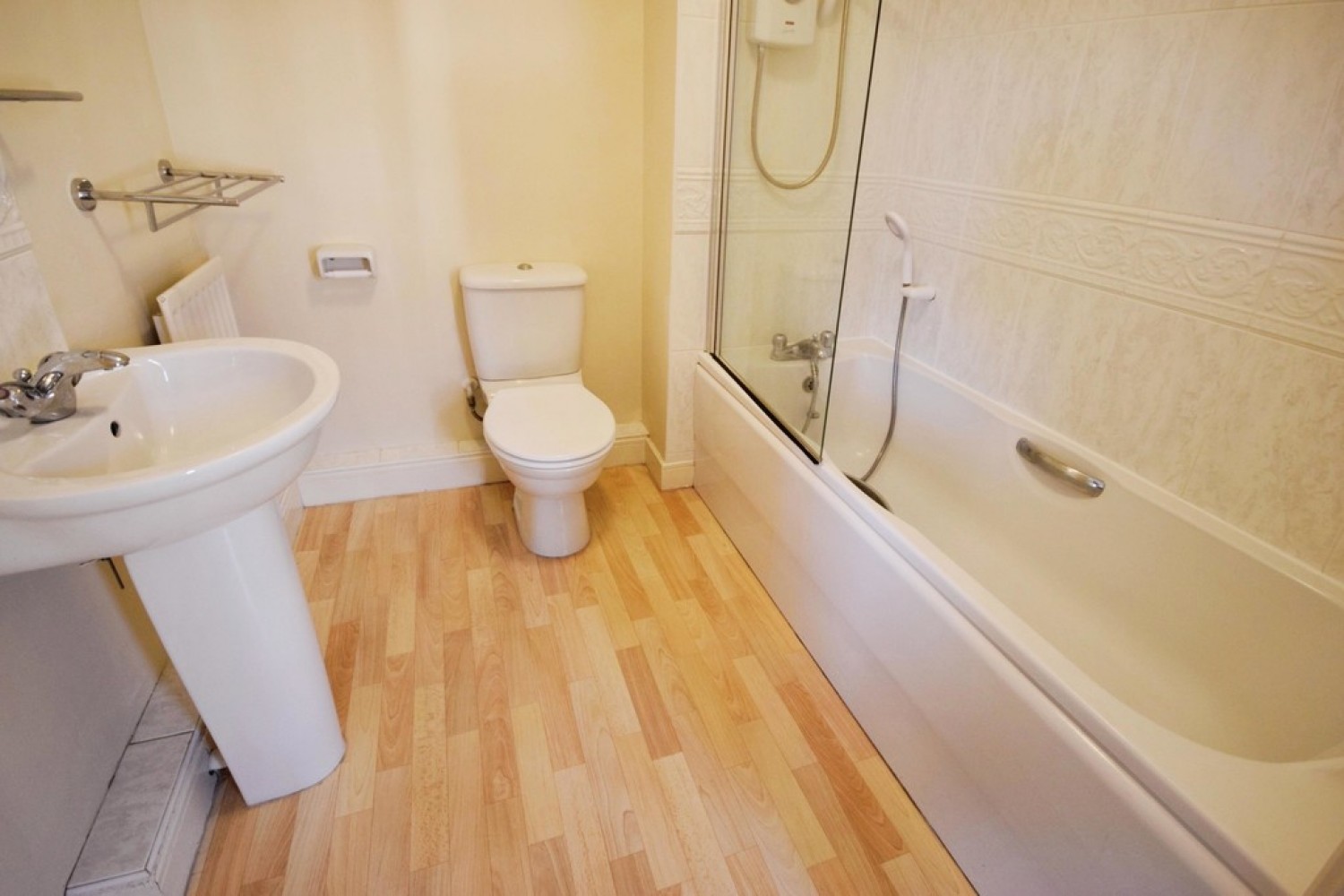2 bedroom Flat for Sale Dickens Heath Road, Dickens Heath