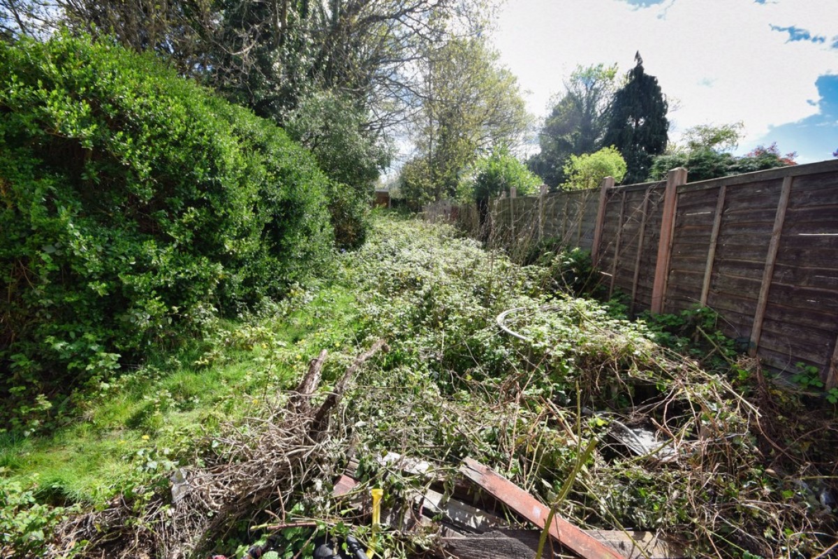 Sandy Hill Road, Shirley