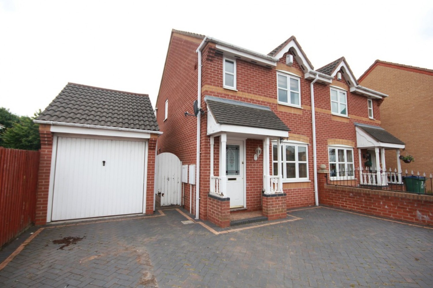 2 bedroom House for Letting Simeon Bissell Close, Tipton, DY4