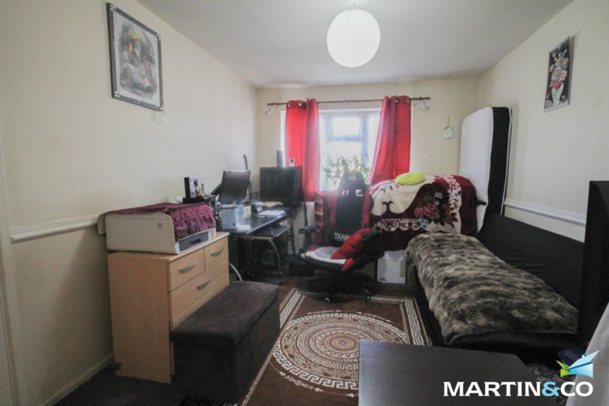 Bond Square, Hockley, B18