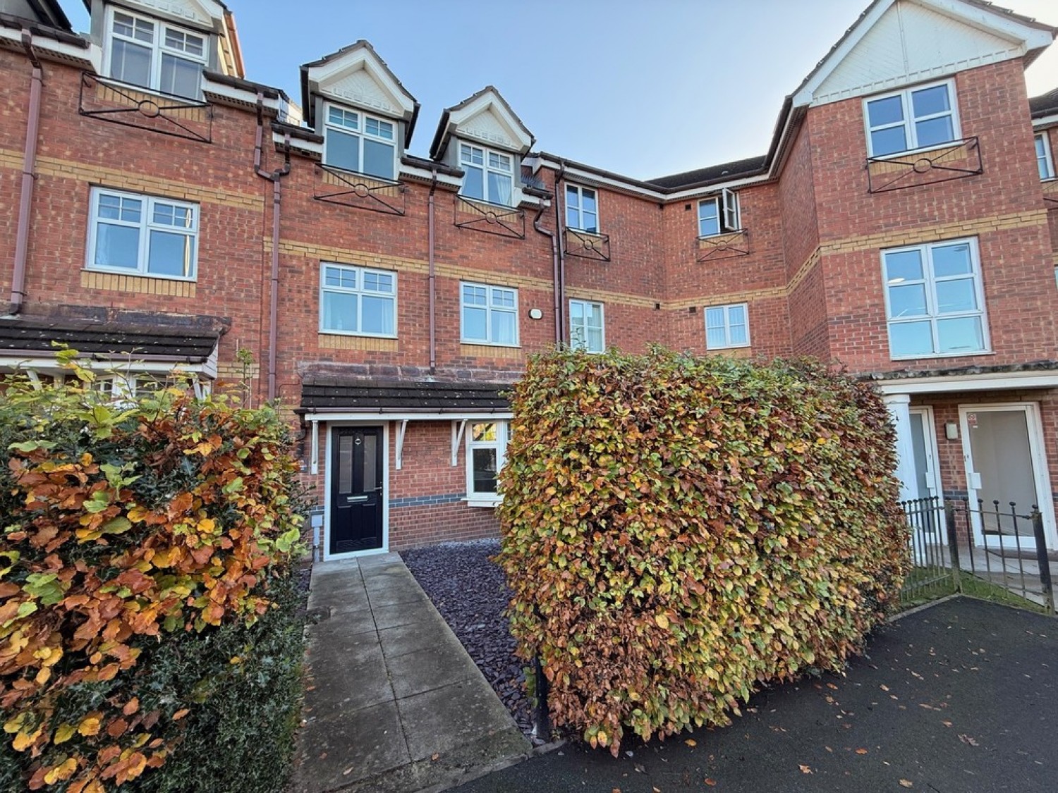 Chassagne Square, Leighton